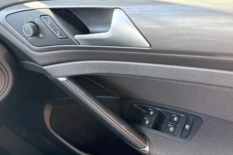 VU70HSA Volkswagen E-Golf 99kW e-35kWh 5dr Auto Thumbnail #21