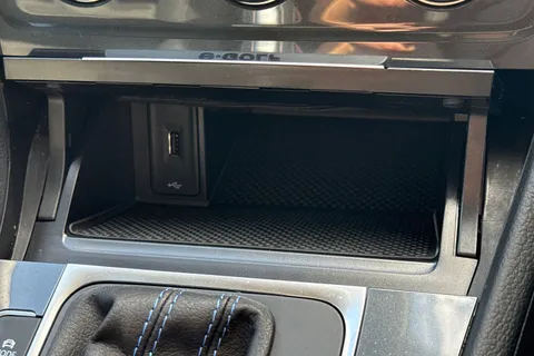 VU70HSA Volkswagen E-Golf 99kW e-35kWh 5dr Auto Thumbnail #33