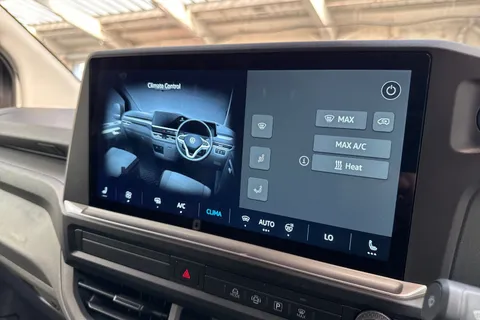 KY25PPZ Volkswagen E-Transporter SWB 136PS 65kWh Electric Panel Van Thumbnail #22