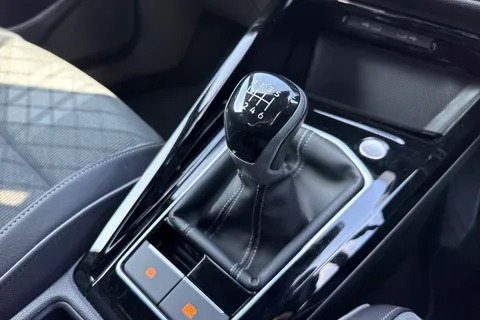 MJ72FBE Volkswagen Golf 1.5 TSI R-Line 5dr **18' BERGAMO ALLOYS** Thumbnail #23