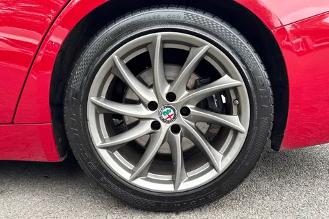 FN67OPU Alfa Romeo Giulia 2.0T Veloce Auto Euro 6 (s/s) 4dr Thumbnail #8
