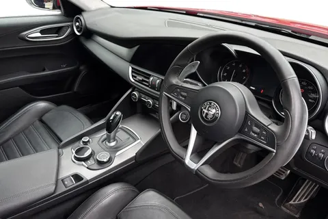 FN67OPU Alfa Romeo Giulia 2.0T Veloce Auto Euro 6 (s/s) 4dr Thumbnail #9