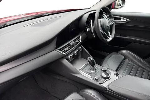 FN67OPU Alfa Romeo Giulia 2.0T Veloce Auto Euro 6 (s/s) 4dr Thumbnail #10