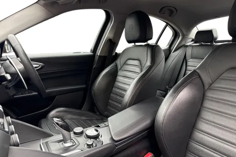 FN67OPU Alfa Romeo Giulia 2.0T Veloce Auto Euro 6 (s/s) 4dr Thumbnail #12