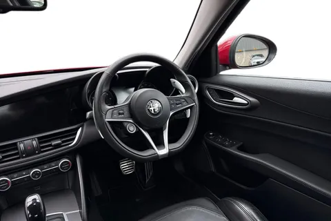 FN67OPU Alfa Romeo Giulia 2.0T Veloce Auto Euro 6 (s/s) 4dr Thumbnail #14