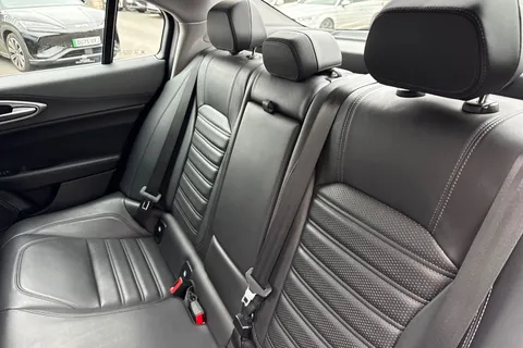 FN67OPU Alfa Romeo Giulia 2.0T Veloce Auto Euro 6 (s/s) 4dr Thumbnail #15