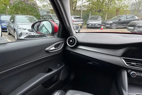 FN67OPU Alfa Romeo Giulia 2.0T Veloce Auto Euro 6 (s/s) 4dr Thumbnail #16