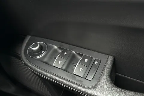 FN67OPU Alfa Romeo Giulia 2.0T Veloce Auto Euro 6 (s/s) 4dr Thumbnail #19