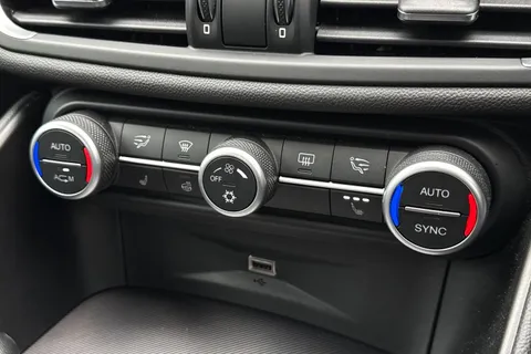 FN67OPU Alfa Romeo Giulia 2.0T Veloce Auto Euro 6 (s/s) 4dr Thumbnail #20