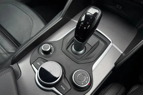 FN67OPU Alfa Romeo Giulia 2.0T Veloce Auto Euro 6 (s/s) 4dr Thumbnail #21