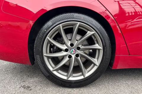 FN67OPU Alfa Romeo Giulia 2.0T Veloce Auto Euro 6 (s/s) 4dr Thumbnail #24