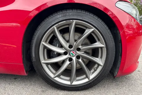 FN67OPU Alfa Romeo Giulia 2.0T Veloce Auto Euro 6 (s/s) 4dr Thumbnail #25