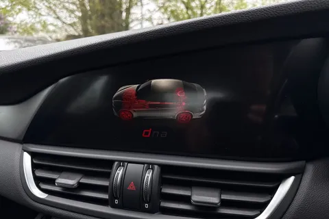 FN67OPU Alfa Romeo Giulia 2.0T Veloce Auto Euro 6 (s/s) 4dr Thumbnail #33