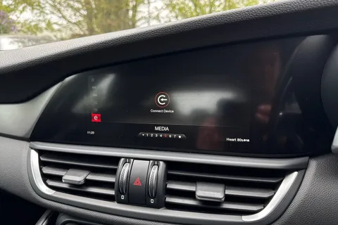 FN67OPU Alfa Romeo Giulia 2.0T Veloce Auto Euro 6 (s/s) 4dr Thumbnail #35