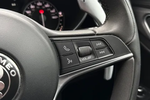 FN67OPU Alfa Romeo Giulia 2.0T Veloce Auto Euro 6 (s/s) 4dr Thumbnail #41