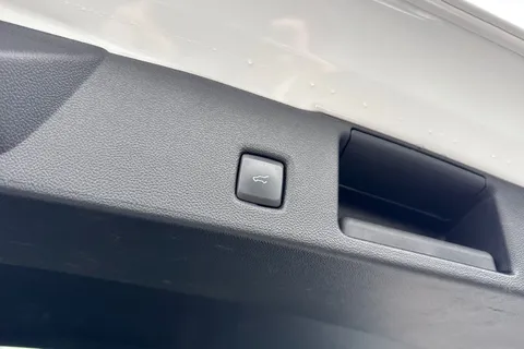 DN72CBO Ford Kuga 2.5 Duratec 14.4kWh ST-Line X Edition CVT Euro 6 (s/s) 5dr Thumbnail #28