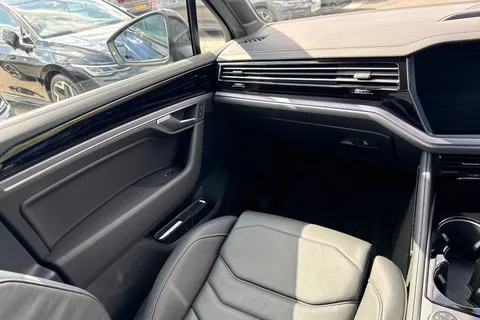 MJ75JFG Volkswagen Touareg 3.0 V6 TDI 4Motion 286 Black Edition 5dr Tip Auto **TOW BAR, DRIVER PACK** Thumbnail #19