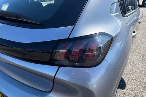 16 of 64 for PEUGEOT 208 1.2 PureTech Active Euro 6 (s/s) 5dr