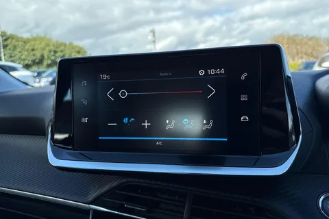 19 of 64 for PEUGEOT 208 1.2 PureTech Active Euro 6 (s/s) 5dr