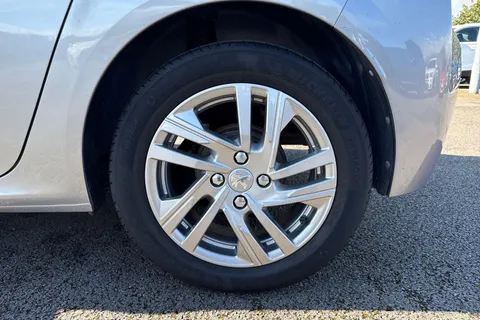 23 of 64 for PEUGEOT 208 1.2 PureTech Active Euro 6 (s/s) 5dr