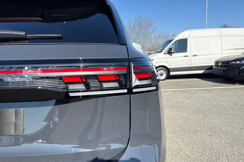  Volkswagen Tiguan 2.0 TDI R-Line DSG Euro 6 (s/s) 5dr Thumbnail #33