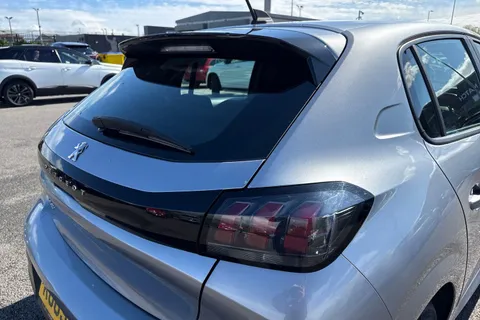 32 of 64 for PEUGEOT 208 1.2 PureTech Active Euro 6 (s/s) 5dr