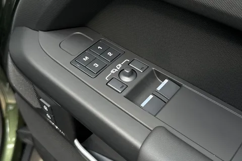 DN26LHO Land Rover Defender 110 3.0 D250 MHEV X-Dynamic HSE Hard Top SUV 5dr Diesel Auto 4WD MWB Euro 6 (s/s) (249 ps) Thumbnail #26