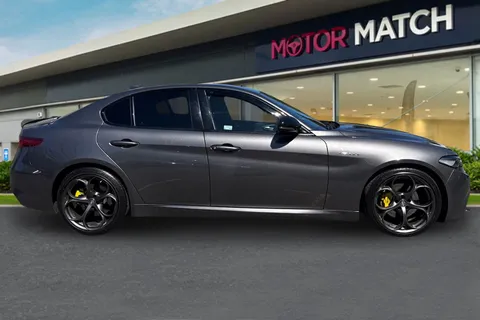 OV22FYZ Alfa Romeo Giulia 2.0T Veloce Auto Euro 6 (s/s) 4dr Thumbnail #4