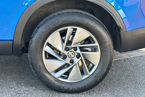 DC22HVR Nissan Qashqai 1.3 DIG-T MHEV Acenta Premium XTRON Euro 6 (s/s) 5dr Thumbnail #14