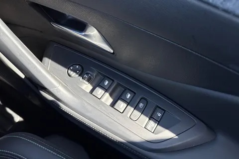 MK23XNA PEUGEOT 308 1.2 PureTech Allure Premium EAT Euro 6 (s/s) 5dr Thumbnail #40