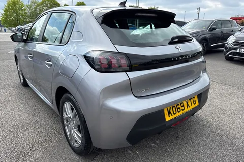 8 of 65 for PEUGEOT 208 1.2 PureTech Active Euro 6 (s/s) 5dr