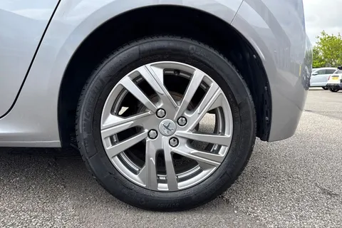 13 of 65 for PEUGEOT 208 1.2 PureTech Active Euro 6 (s/s) 5dr