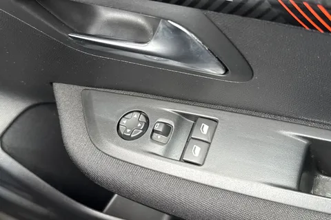 39 of 65 for PEUGEOT 208 1.2 PureTech Active Euro 6 (s/s) 5dr