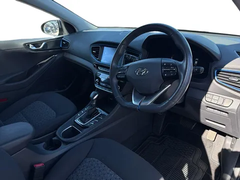 DG18AZW Hyundai Ioniq 1.6 h-GDi 8.9kWh Premium DCT Euro 6 (s/s) 5dr Thumbnail #8