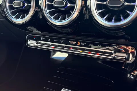 CV22SZY Mercedes-Benz A Class 1.3 A200 AMG Line Edition (Executive) 7G-DCT Euro 6 (s/s) 5dr Thumbnail #19