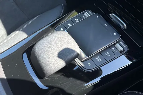 CV22SZY Mercedes-Benz A Class 1.3 A200 AMG Line Edition (Executive) 7G-DCT Euro 6 (s/s) 5dr Thumbnail #20