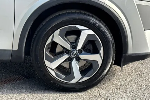 DP73NNL Nissan Qashqai 1.3 DIG-T MHEV N-Connecta XTRON Euro 6 (s/s) 5dr Thumbnail #11