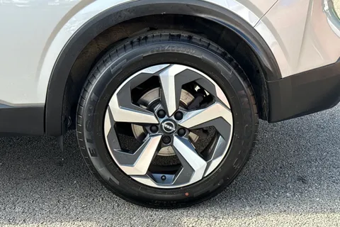 DP73NNL Nissan Qashqai 1.3 DIG-T MHEV N-Connecta XTRON Euro 6 (s/s) 5dr Thumbnail #13