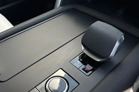 14 of 51 for Land Rover Discovery 3.0 D350 Dynamic SE 5dr