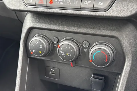DF22RZO Dacia Sandero 1.0 TCe Comfort Euro 6 (s/s) 5dr Thumbnail #23