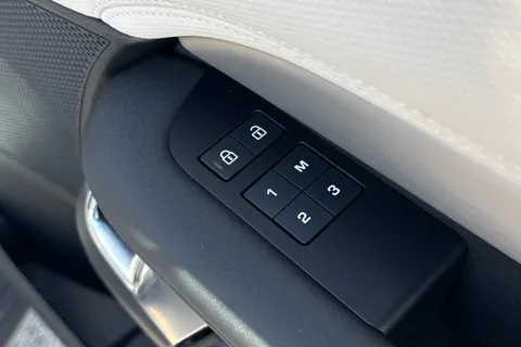 26 of 51 for Land Rover Discovery 3.0 D350 Dynamic SE 5dr