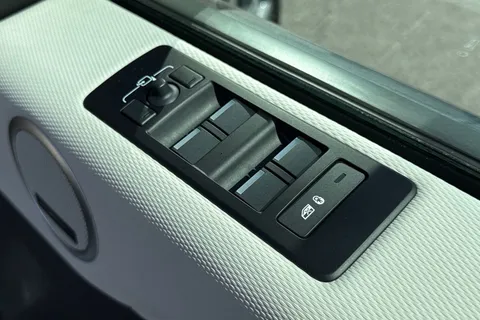 37 of 51 for Land Rover Discovery 3.0 D350 Dynamic SE 5dr