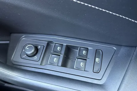 SG23UCP Volkswagen T-Roc 1.0 TSI Style Euro 6 (s/s) 5dr Thumbnail #40