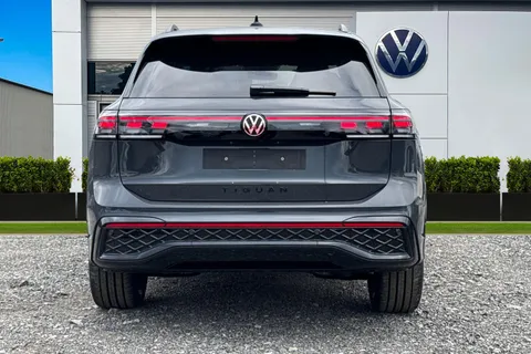 Volkswagen Tiguan 1.5 eTSI MHEV Black Edition DSG Euro 6 (s/s) 5dr Thumbnail #4