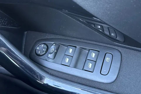 BH19WYY PEUGEOT 208 1.2 PureTech Tech Edition Euro 6 (s/s) 5dr Thumbnail #40