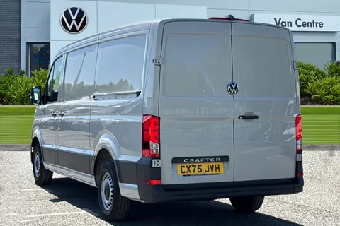 CX75JVH Volkswagen Crafter 2.0 TDI CR30 Commerce FWD MWB High Roof Euro 6 (s/s) 5dr Thumbnail #3