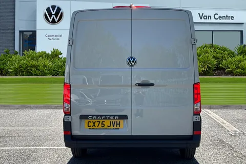 CX75JVH Volkswagen Crafter 2.0 TDI CR30 Commerce FWD MWB High Roof Euro 6 (s/s) 5dr Thumbnail #5