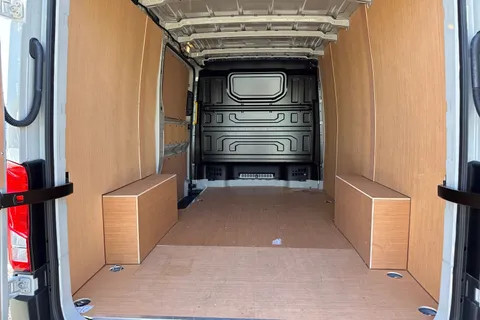 CX75JVH Volkswagen Crafter 2.0 TDI CR30 Commerce FWD MWB High Roof Euro 6 (s/s) 5dr Thumbnail #7
