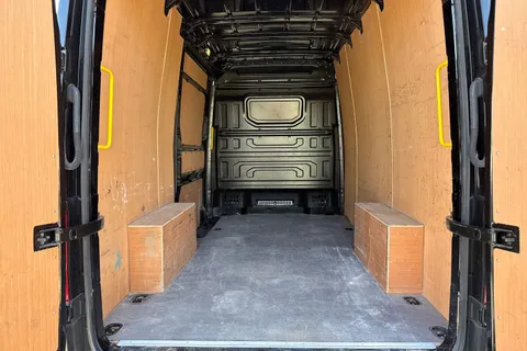 CX74ZFH Volkswagen Crafter 2.0 TDI CR35 Commerce Plus FWD MWB High Roof Euro 6 (s/s) 5dr Thumbnail #8