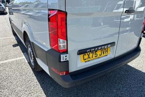 CX75JVH Volkswagen Crafter 2.0 TDI CR30 Commerce FWD MWB High Roof Euro 6 (s/s) 5dr Thumbnail #8